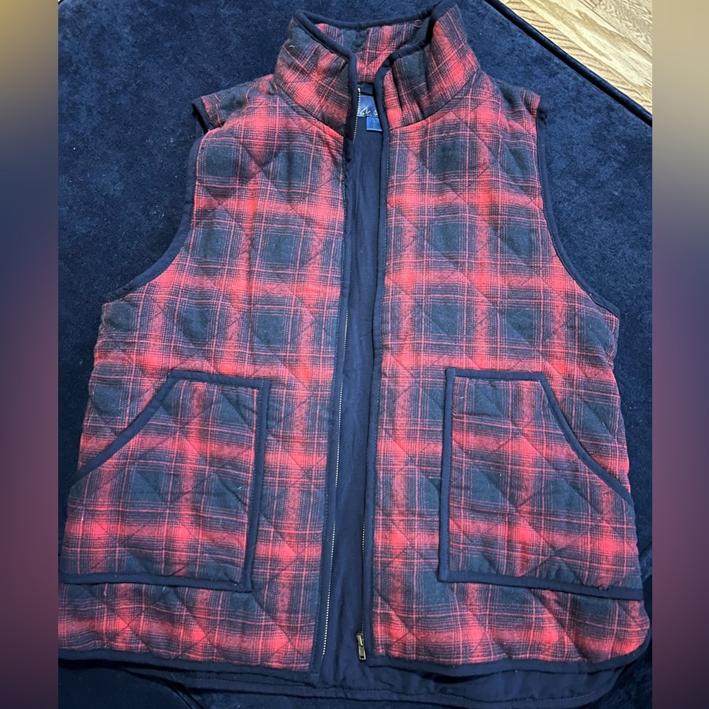 Navy and burgundy vest, size large